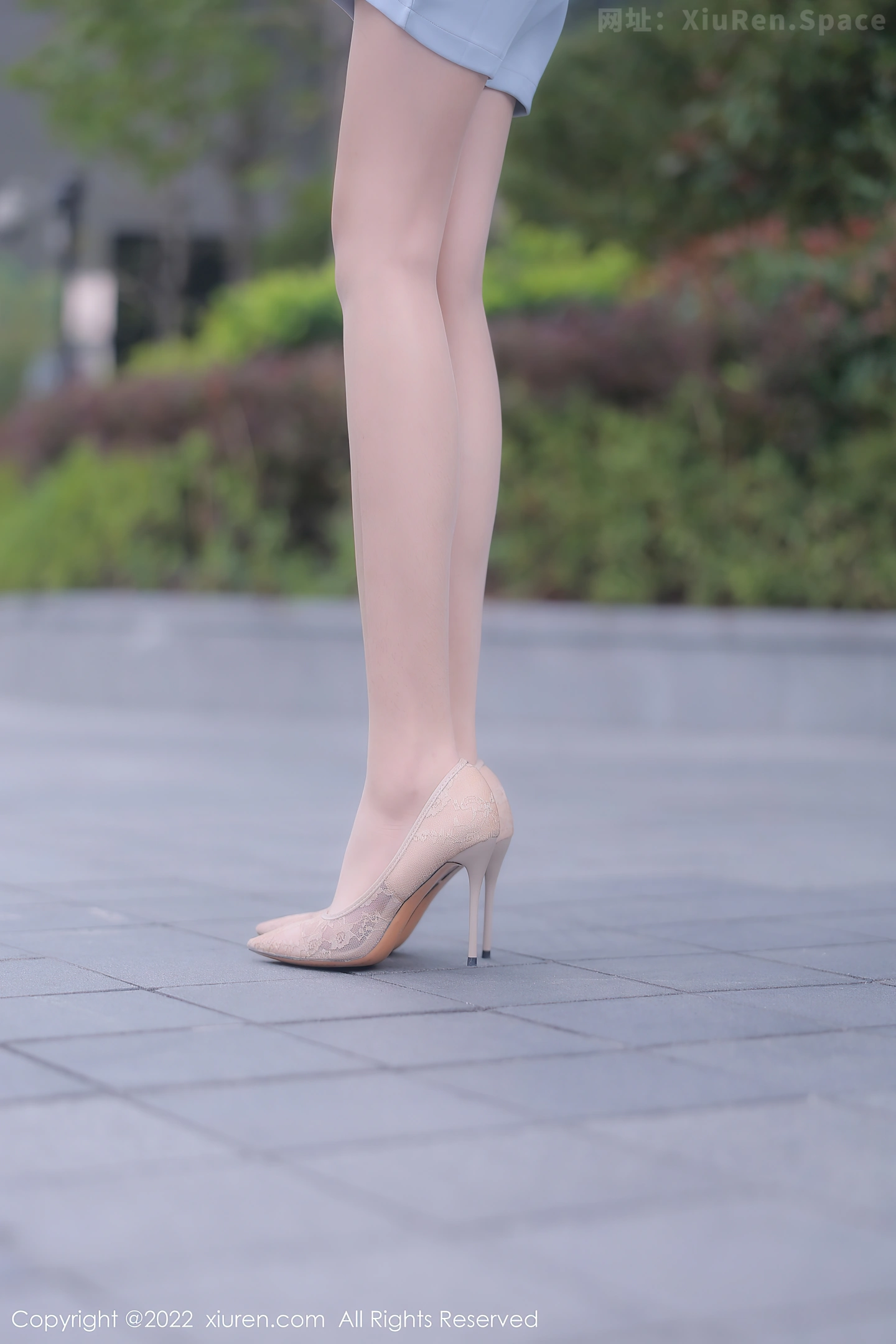 图片[5]-[XiuRen秀人网] VOL.5704 模特Arude薇薇浅色上衣配浅蓝灰短裙露黑色蕾丝内衣诱惑写真82P-秀人网官方网站